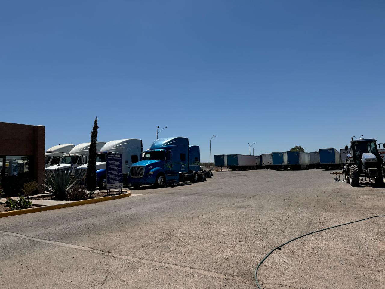 Unidad de carga EBR Transporte operando en ruta federal